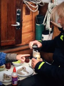 Peitersen får kogte sæltarme til aftensmad.